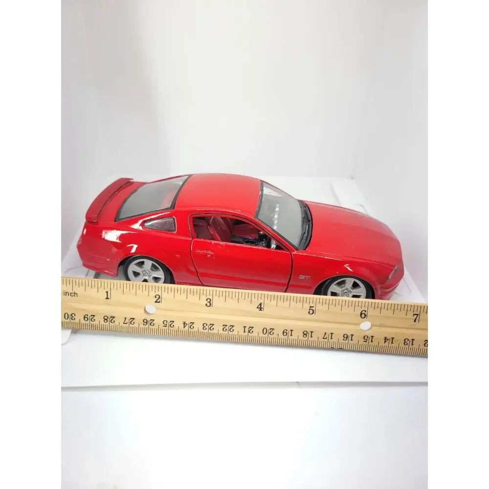 Maisto 2006 Ford Mustang GT Red 1:24 Diecast Model Car Opening Hood Doors